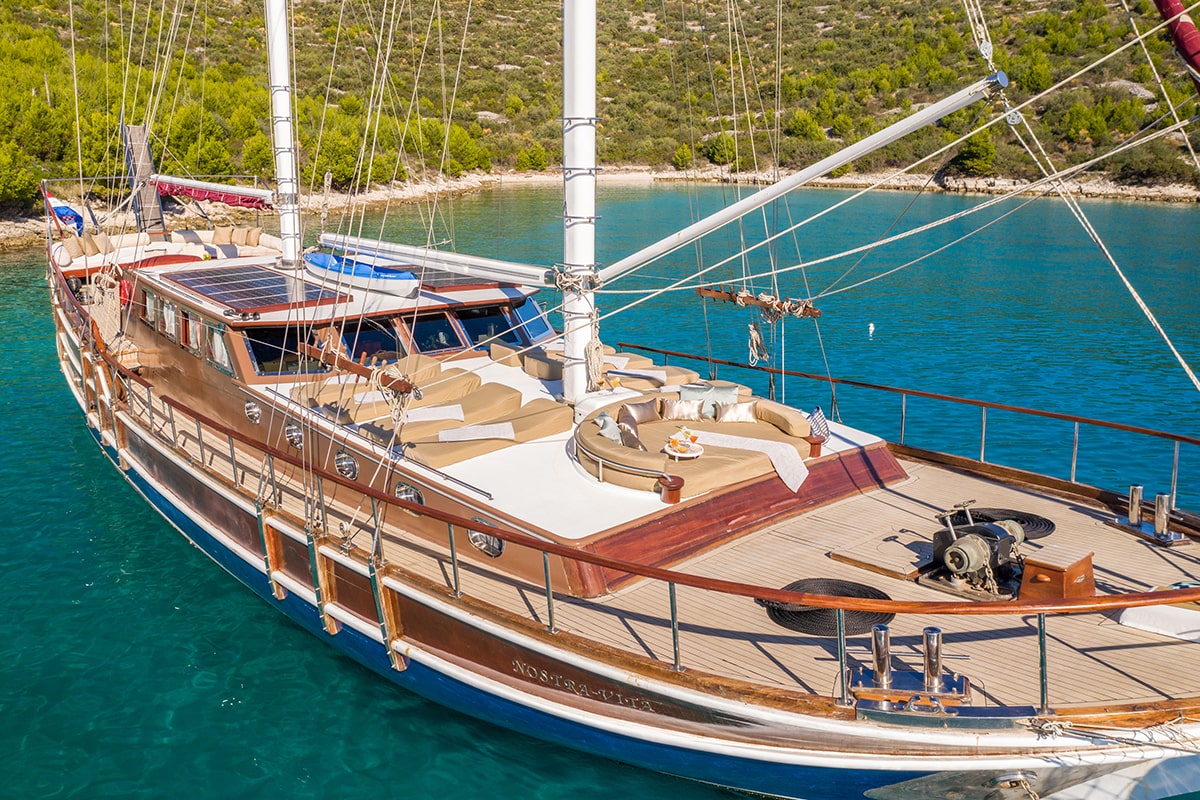 Rental gulet Nostra Vita Luxury 10 pax anchored