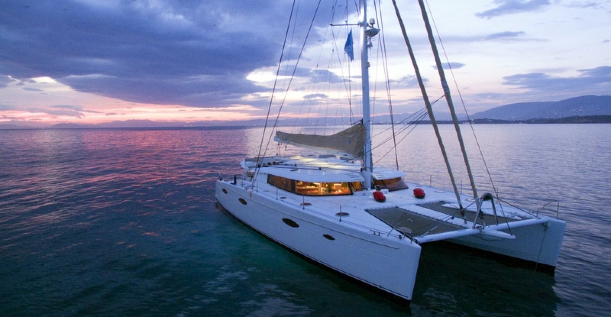 Catamaran de location 'World's End' ancre