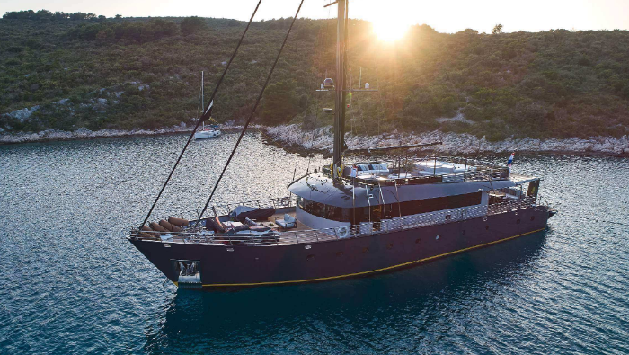 Rental gulet Rara Avis anchored