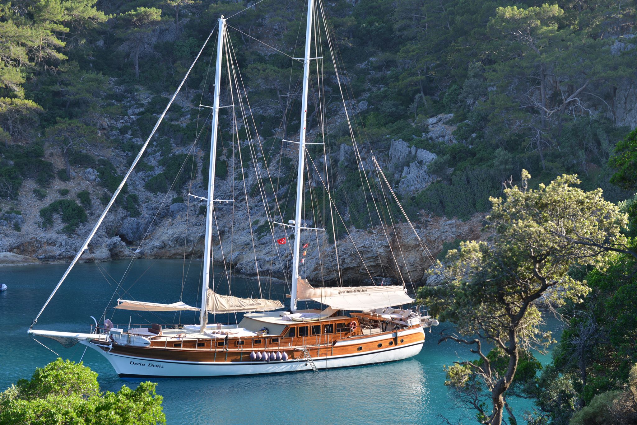 Rental gulet Derin Deniz (6 cab) anchored