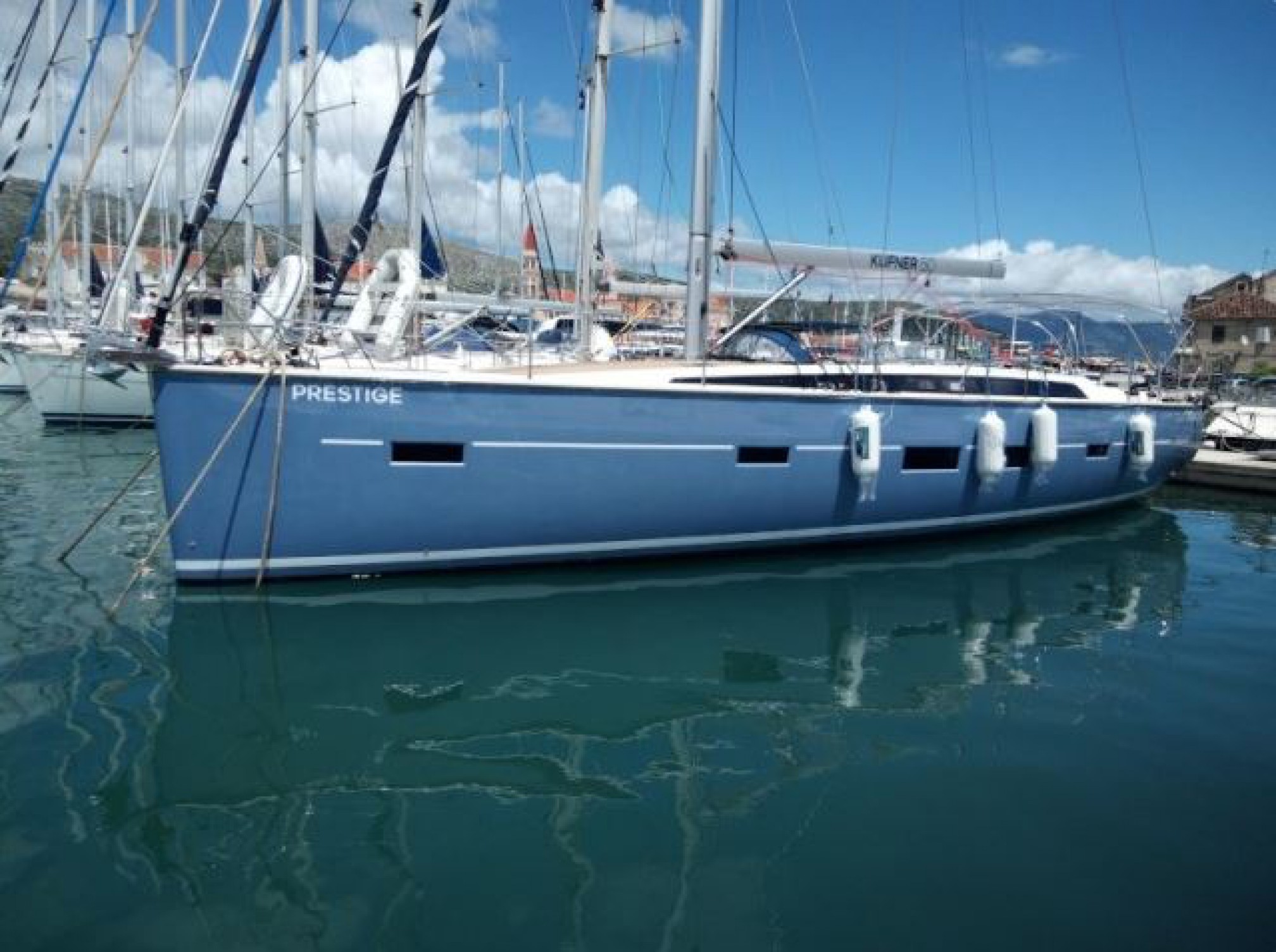 Velero de alquiler  amarrado