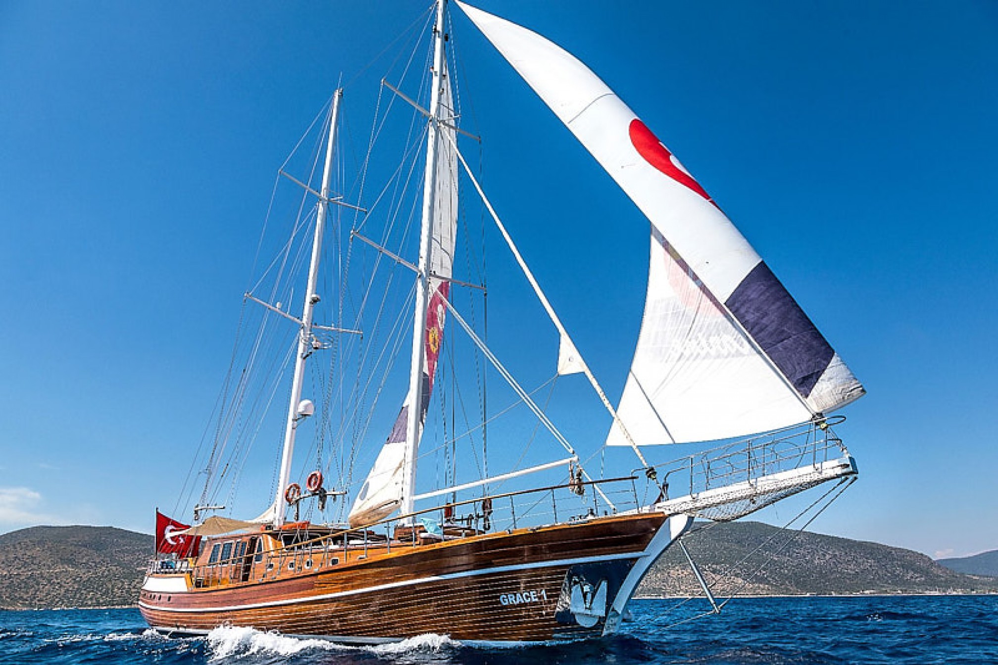 Rental gulet Grace 14 pax sailing