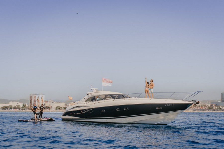 Yate de alquiler Sunseeker Predator 58 fondeado