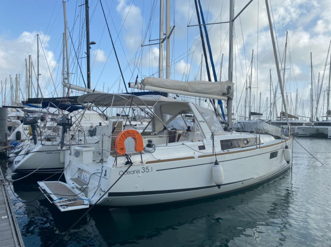 Rental sailing boat Oceanis 35.1 outdoors