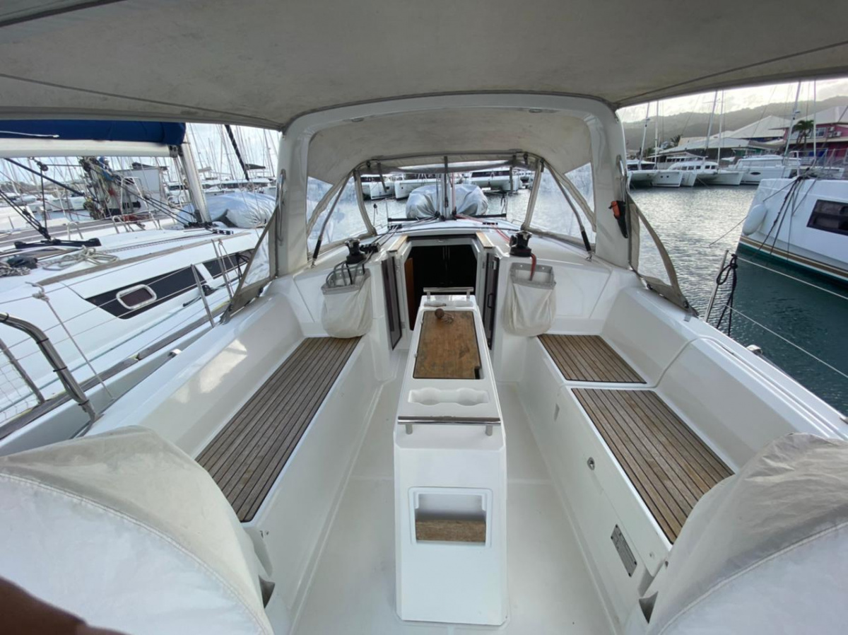 Velero de alquiler Oceanis 35.1 exteriores