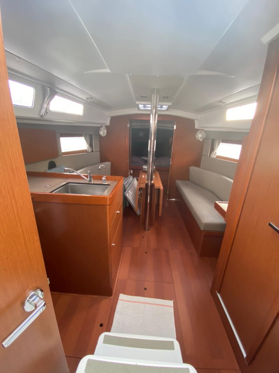 Veler de lloguer Oceanis 35.1 interiors