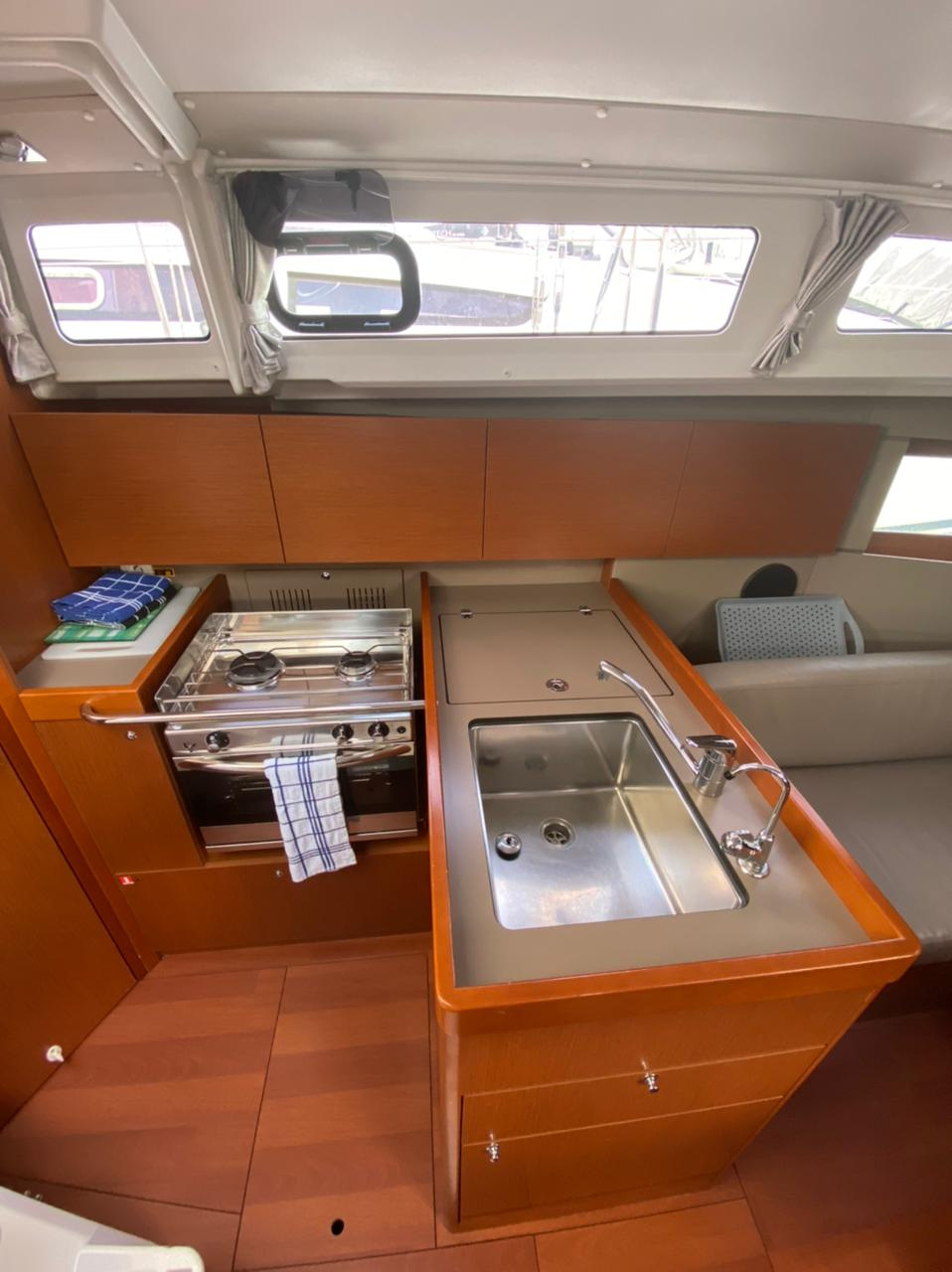 Rental sailing boat Oceanis 35.1 indoors