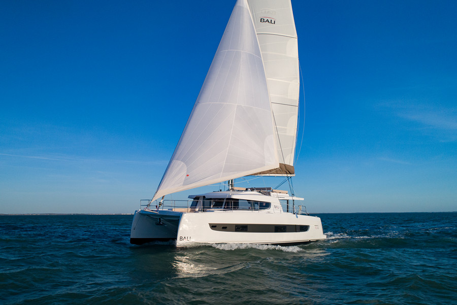 Rental catamaran Bali 4.4 (4+1 cab) sailing