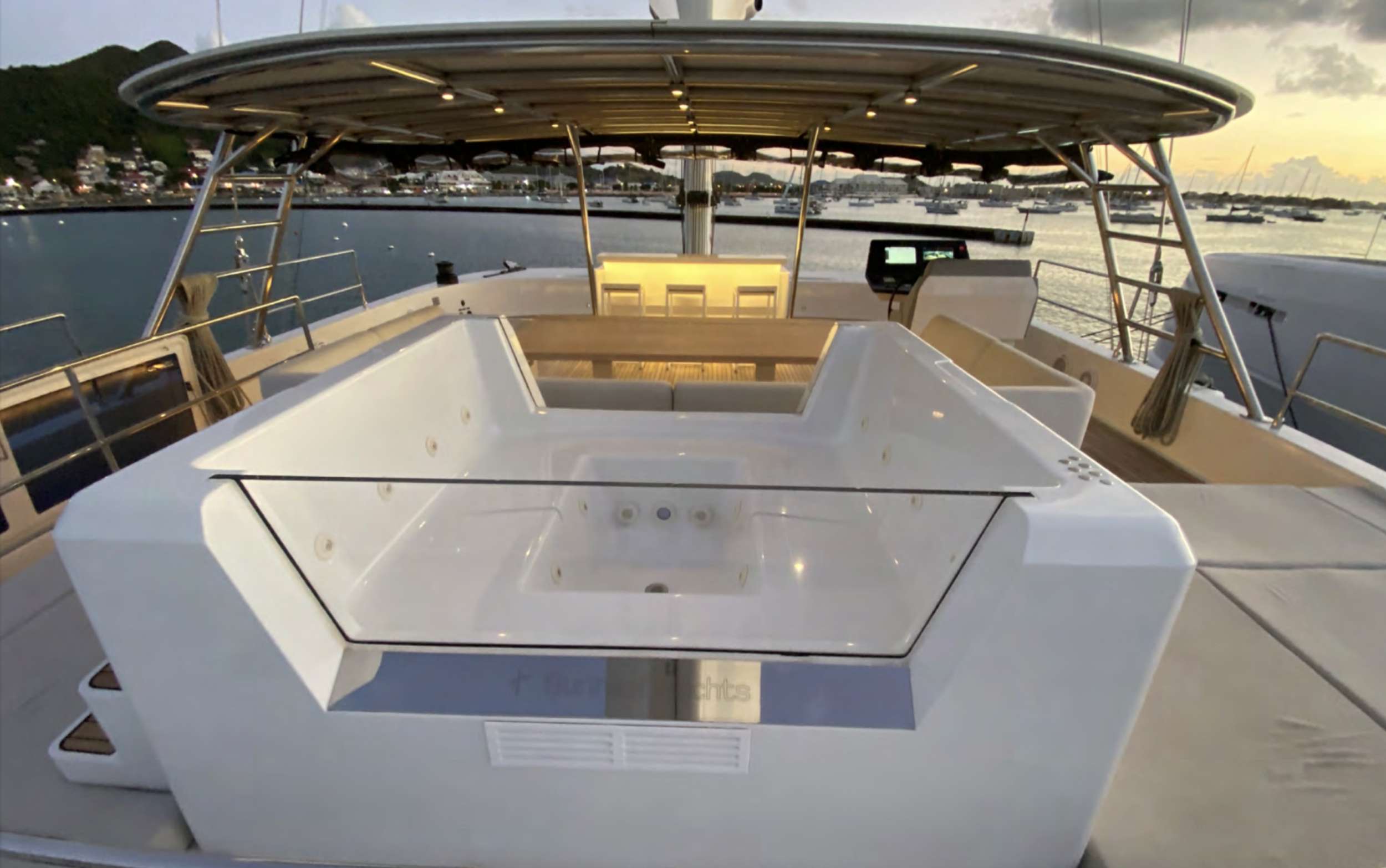 Rental catamaran ABOVE & BEYOND (4 cab) jacuzzi