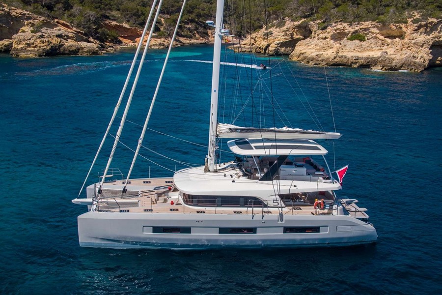 Catamaran de alquiler Kingfisher V fondeado