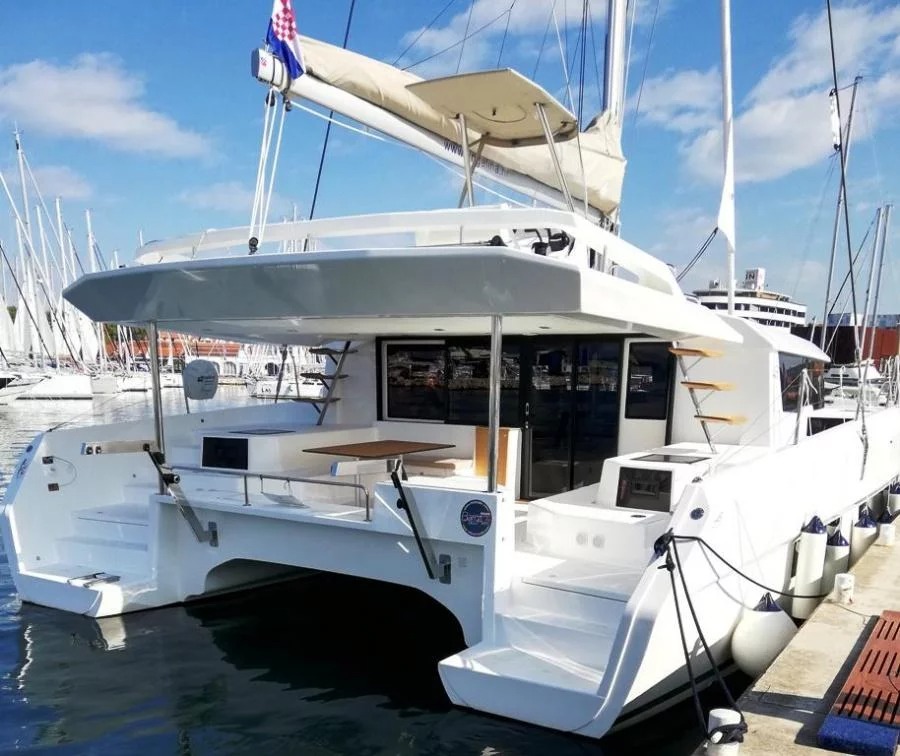 Dufour 48 Catamaran (5 + 2 cab)