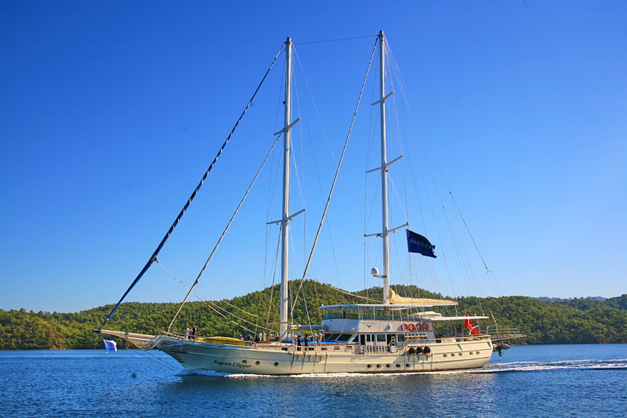 Goleta de alquiler Aegean Clipper 22 pax navegando