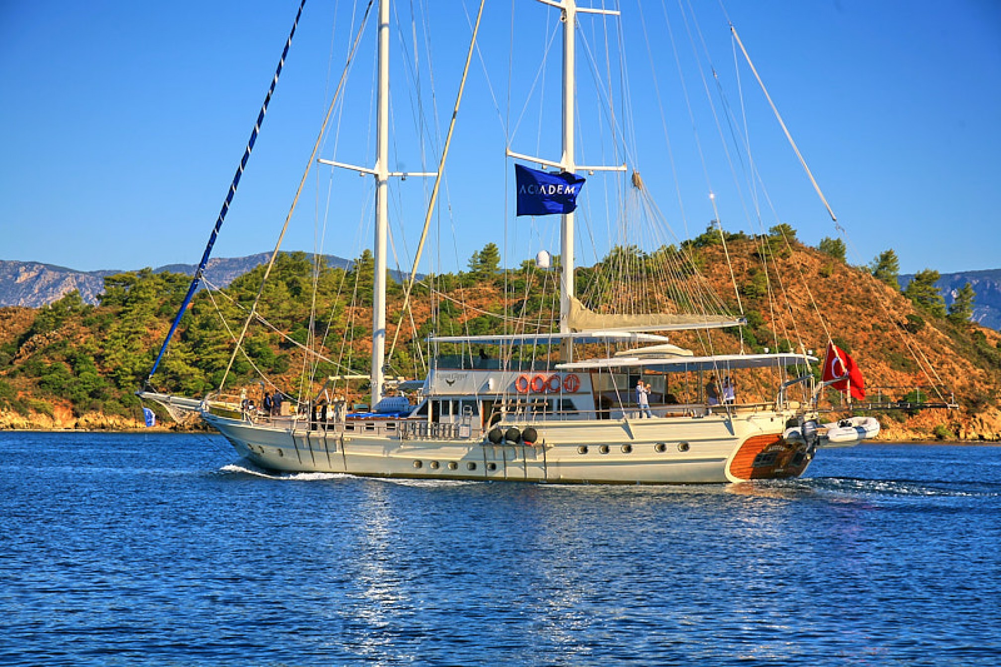 Goleta de alquiler Aegean Clipper 22 pax navegando