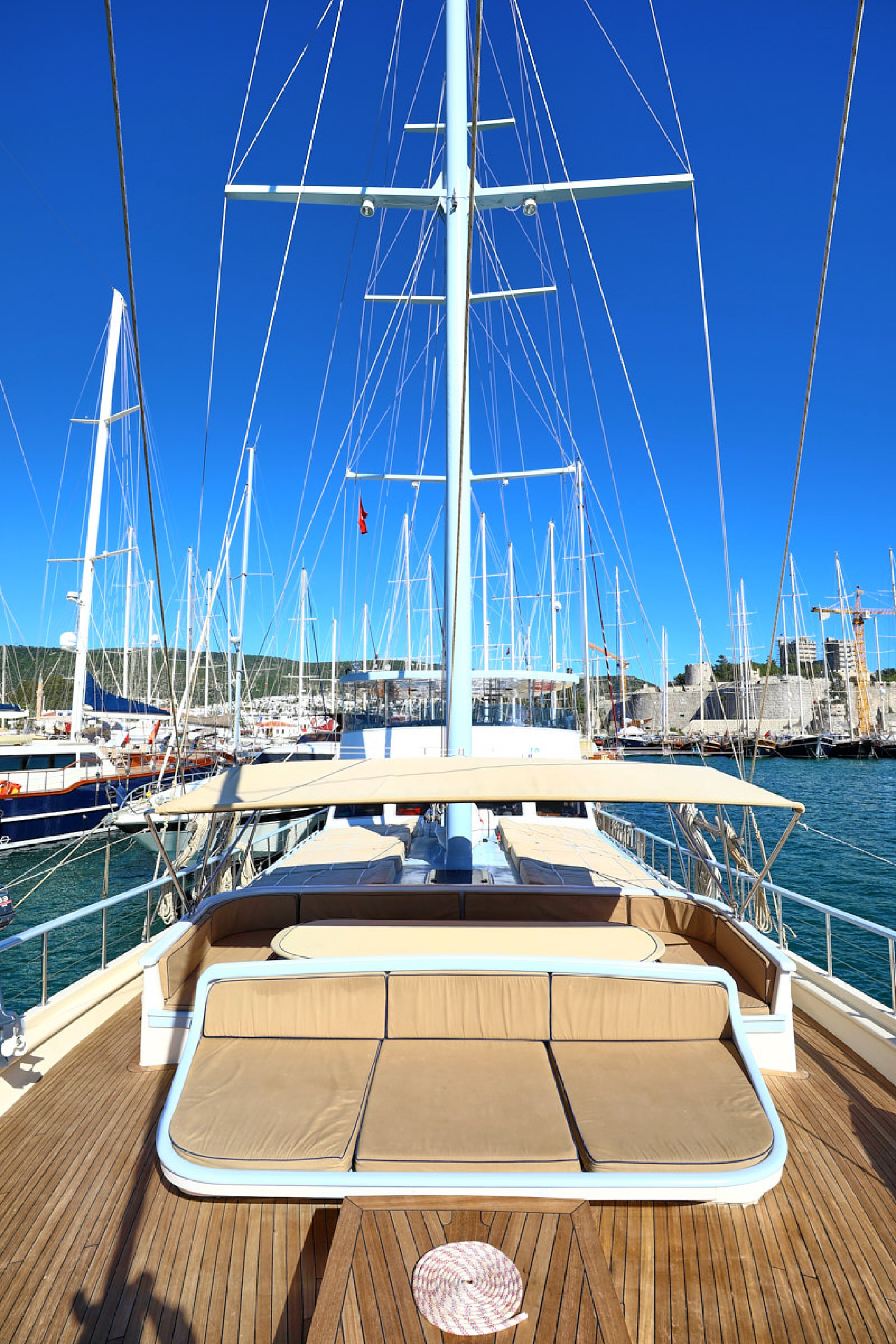 Goleta de alquiler Aegean Clipper 22 pax proa