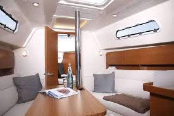 Hanse 325 (2 cab)_Salon