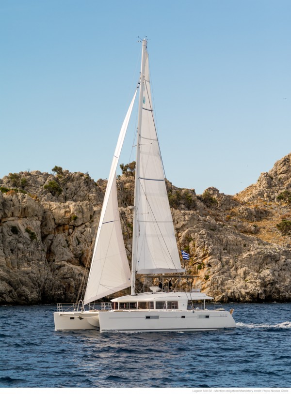 Lloguer catamaran a Grècia navegant