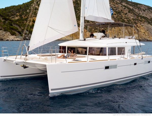 Alquiler catamaran en Grecia navegando