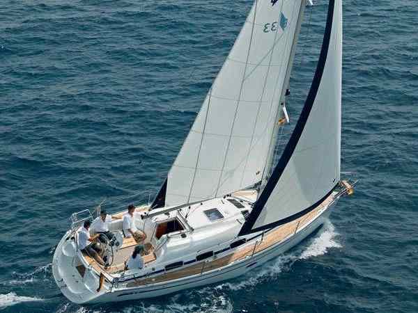 Veler de lloguer Bavaria 33 (2 cab) navegant