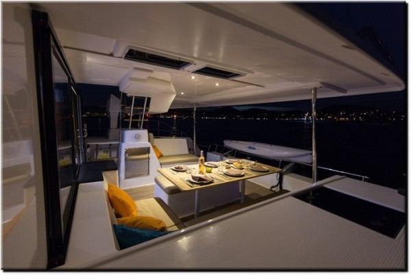 Helia 44 catamaran de alquiler comedor exterior