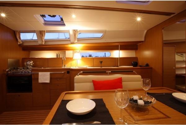 Jeanneau 44i 4cab velero de alquiler cocina