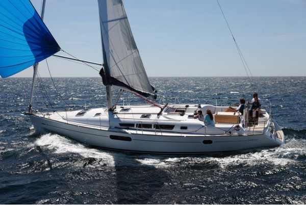 Jeanneau 44i 4cab velero de alquiler navegando