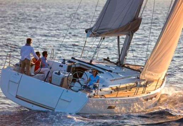 Velero de alquiler Sun Odyssey 519 navegando