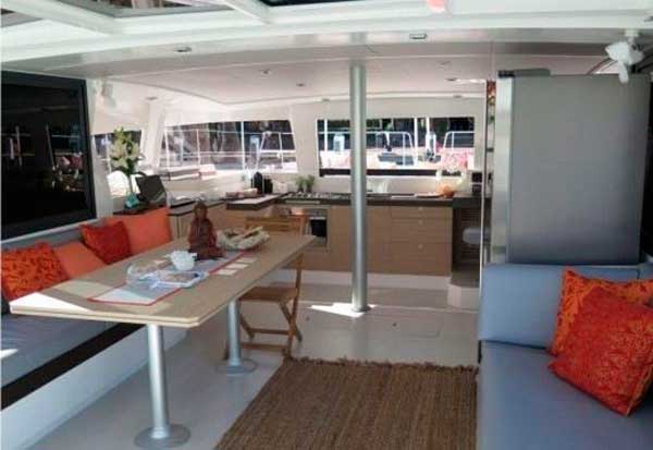 Bali 4.3 catamaran de alquiler