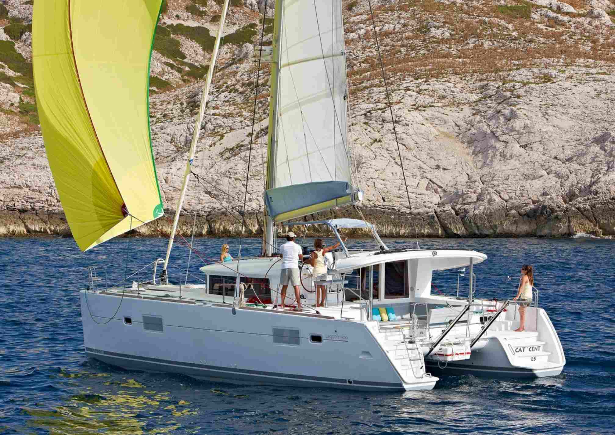 Lagoon 400S2 catamaran de lloguer, navegant