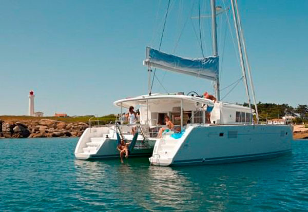 Lagoon 450F alquiler de catamaran fondeado