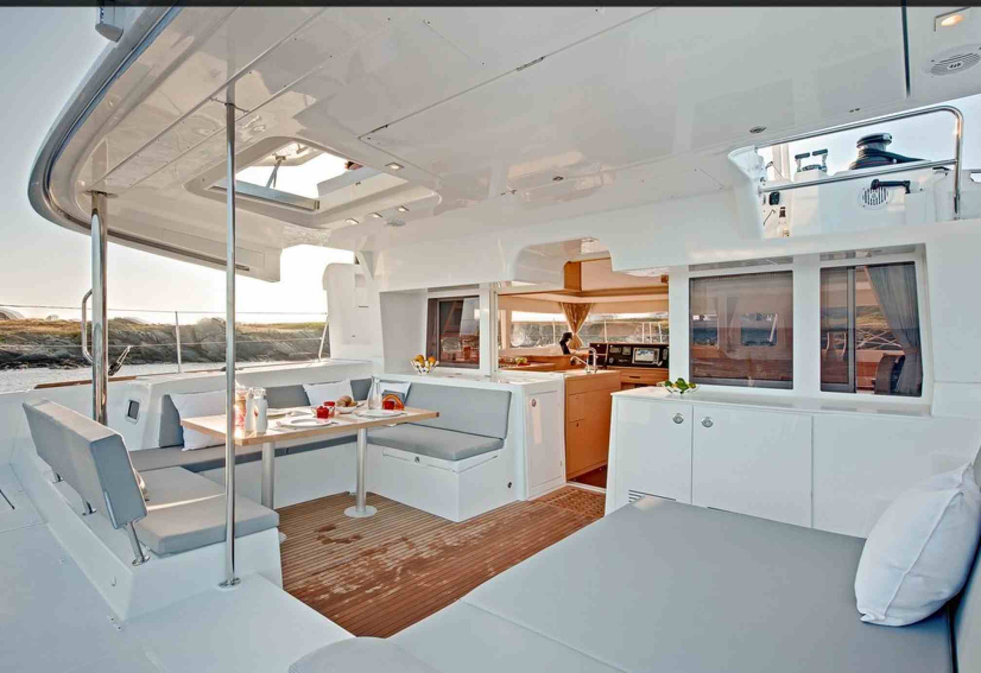 Lagoon 450F alquiler de catamaran salon exterior