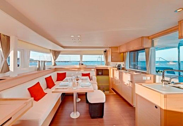 Lagoon 450F alquiler de catamaran salón