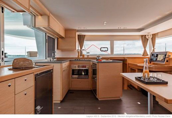 Lagoon 450S catamaran saloon