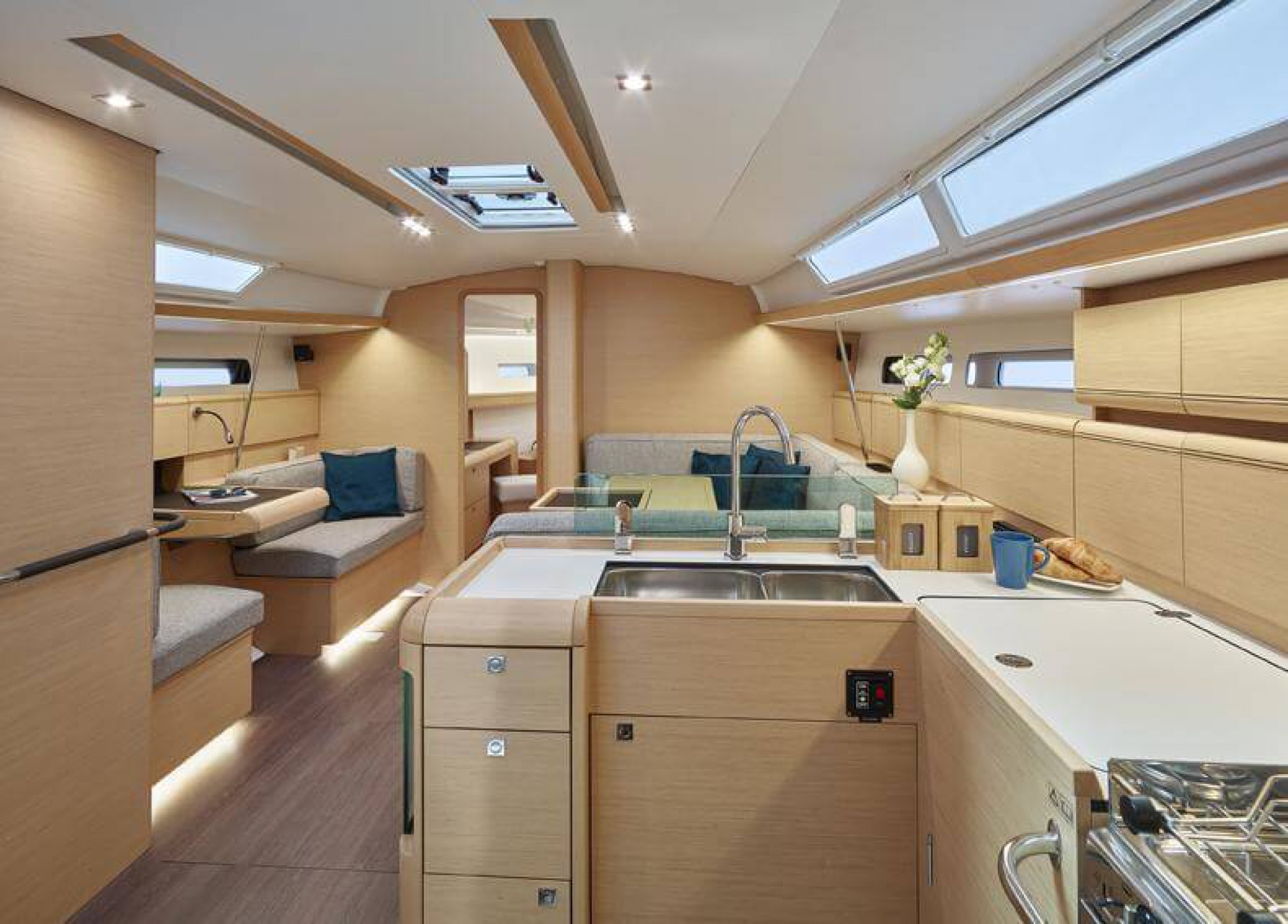 Veler de lloguer Sun Odyssey 449 sala