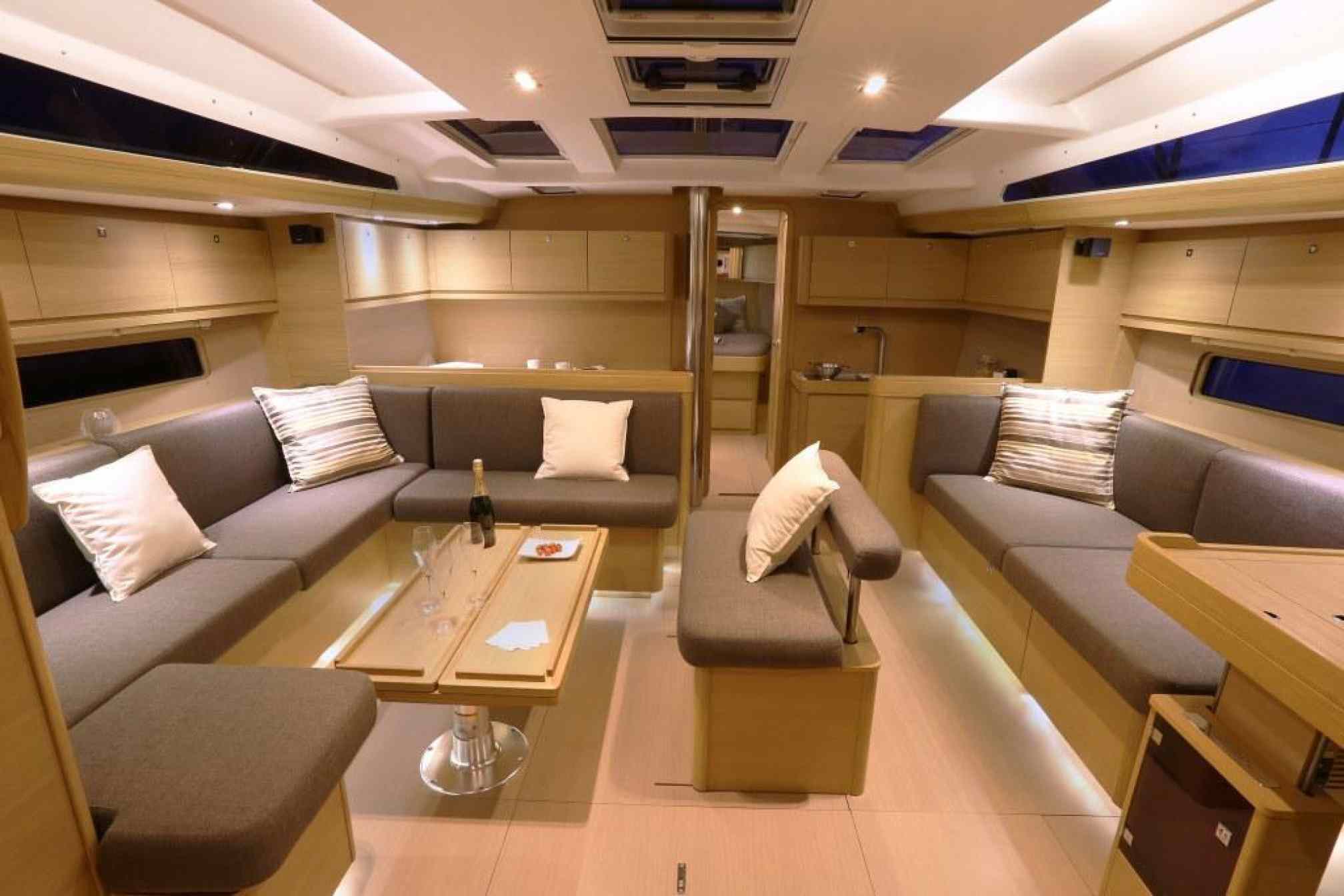 Velero de alquiler Dufour 512 GL salón