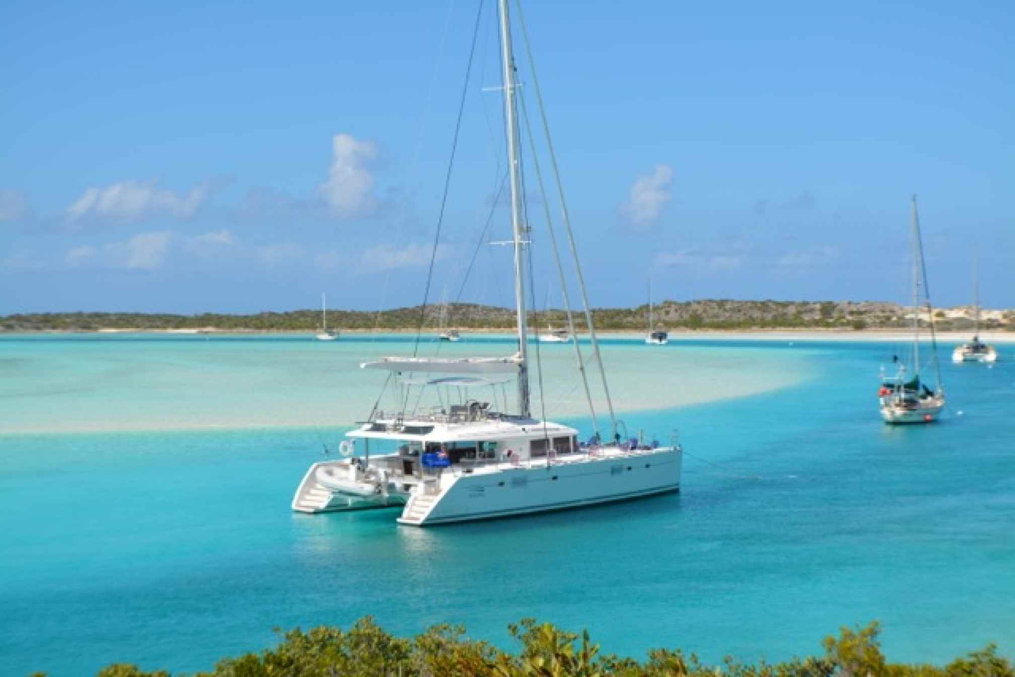 Catamarán de lujo de alquiler AMURA II fondeado