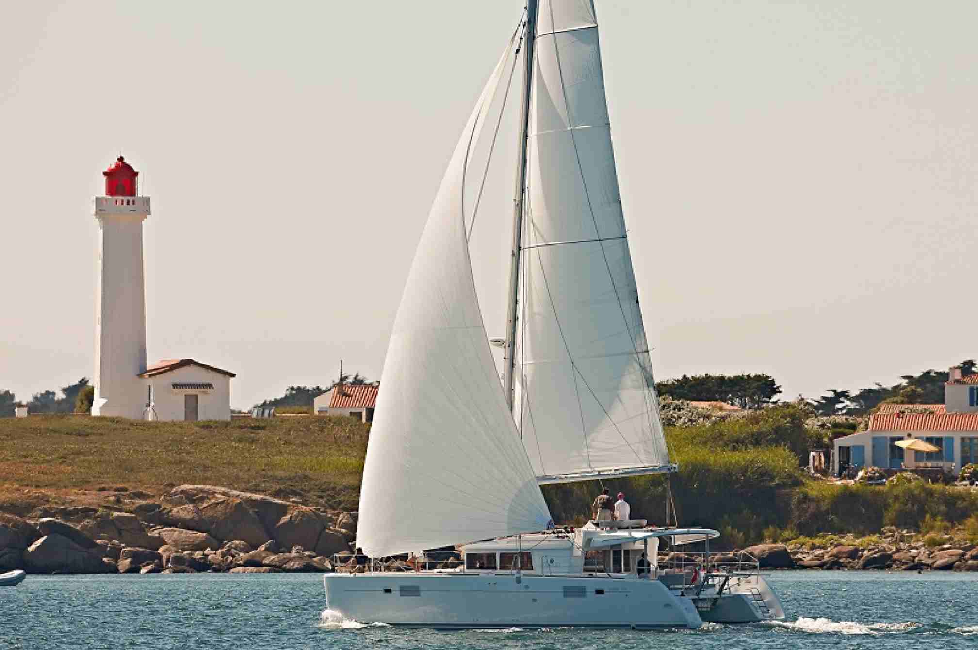 Lagoon 450 sailing