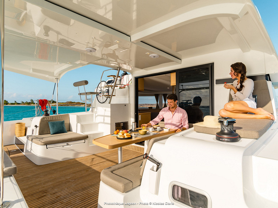 Catamaran de alquiler Lagoon 42 (4 cab) salon exterior