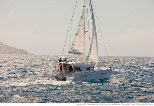 Catamarán de alquiler Lagoon 400 S2 navegando