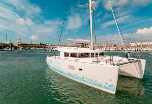 Catamarán de alquiler Lagoon 400 S2 fondeado