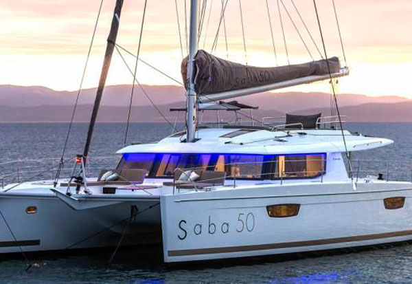 Catamaran de alquiler Saba 50 fondeado