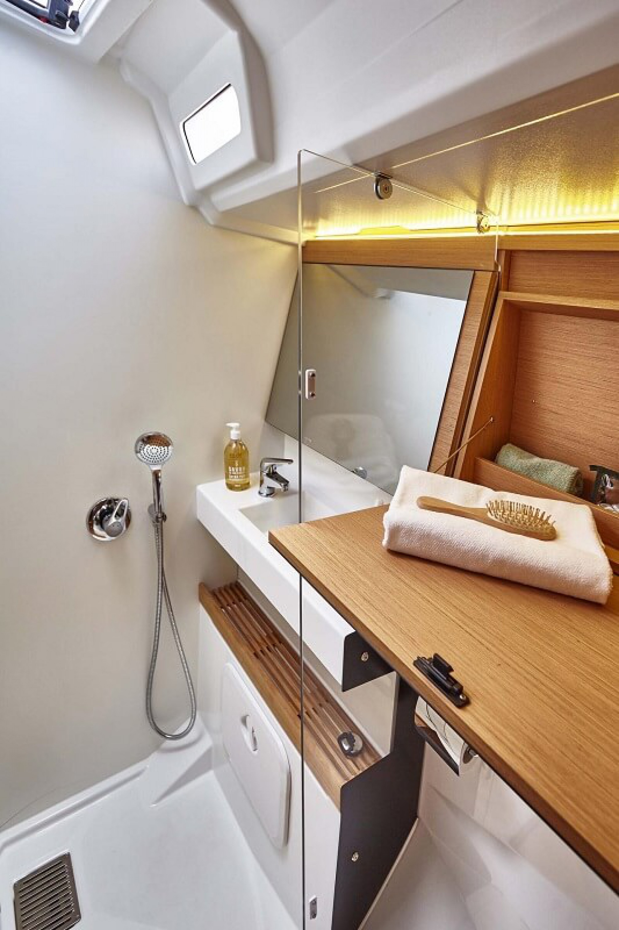 Velero de alquiler Sun Odyssey 440 baño