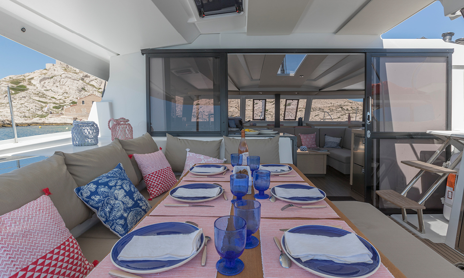 Catamaran de alquiler Astrea 42 salón exterior 