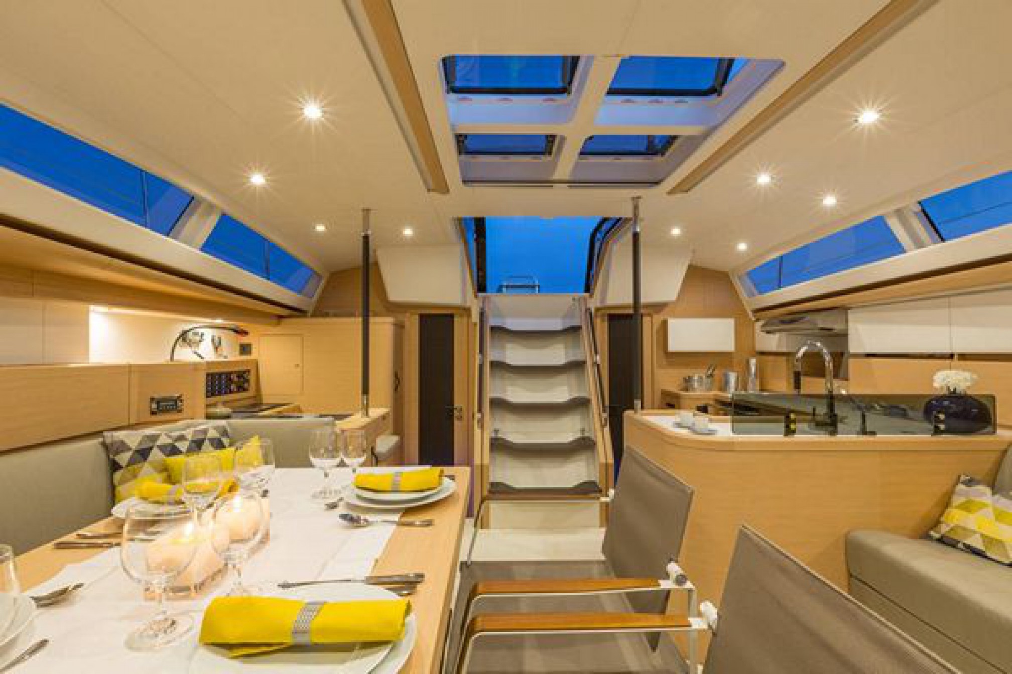 Velero de alquiler Jeanneau 58 salón