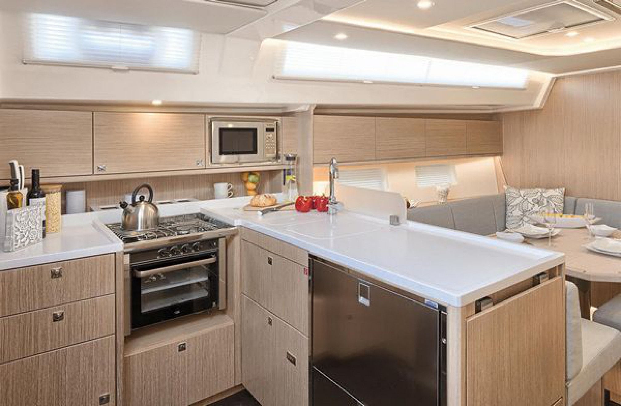 Velero de alquiler Bavaria C45 cocina