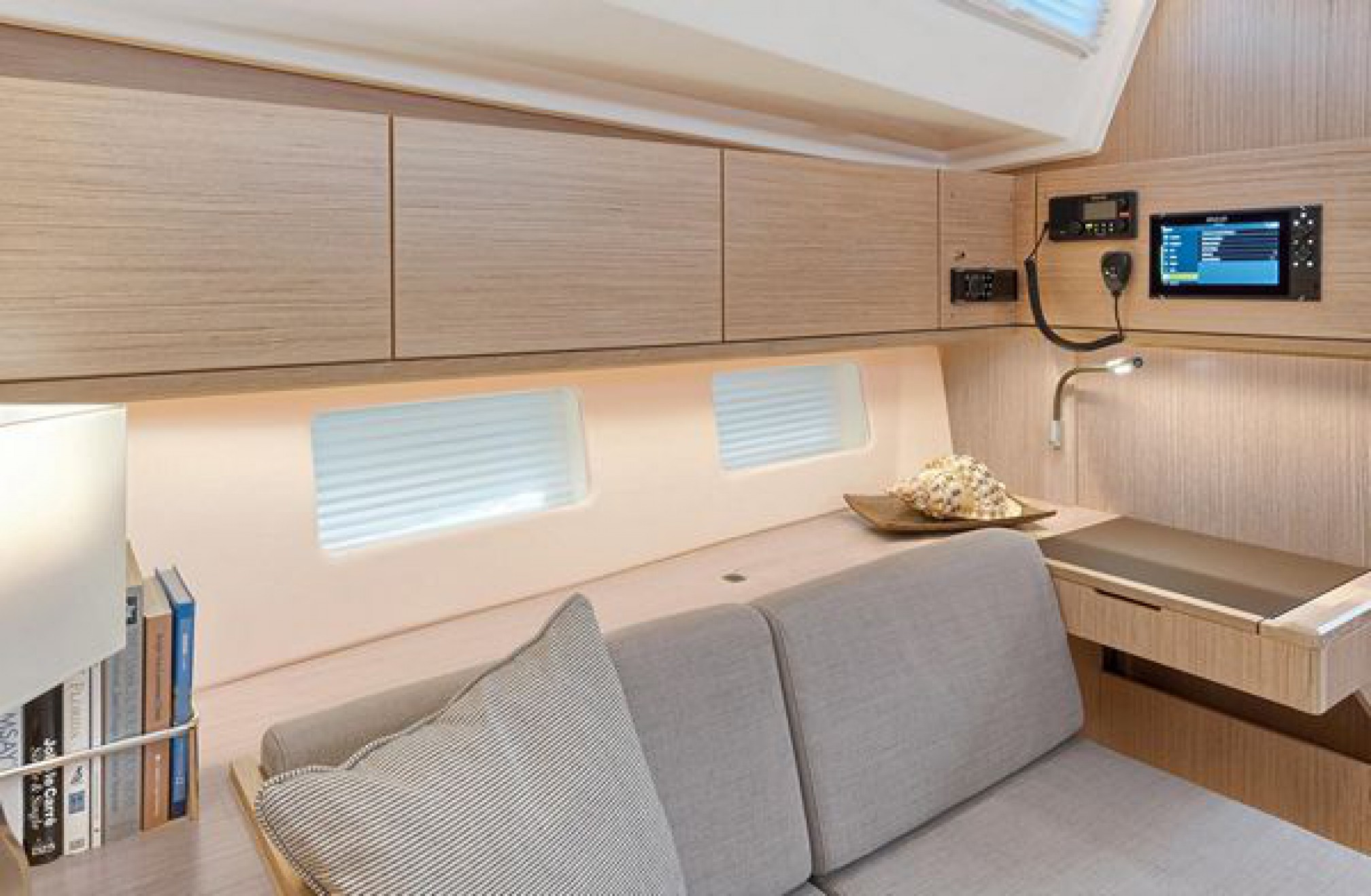 Velero de alquiler Bavaria C45 salón