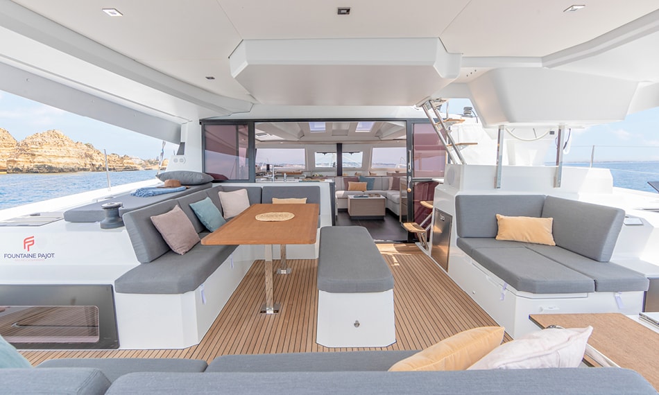 Catamaran de alquiler Elba 45 salon exterior