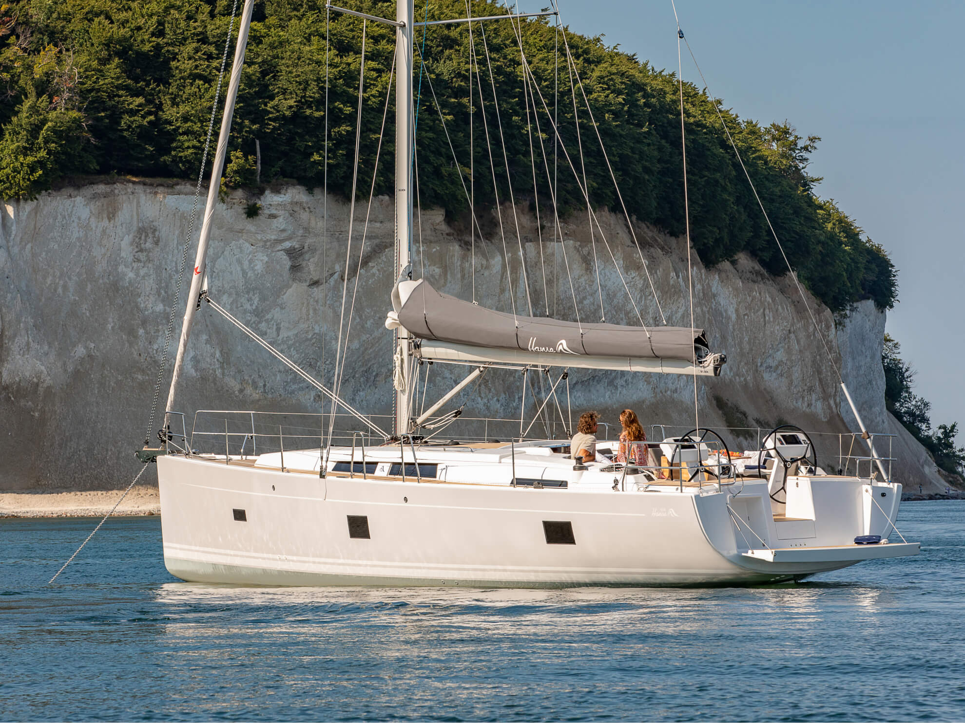 Rental sailing boat Hanse 458 anchored