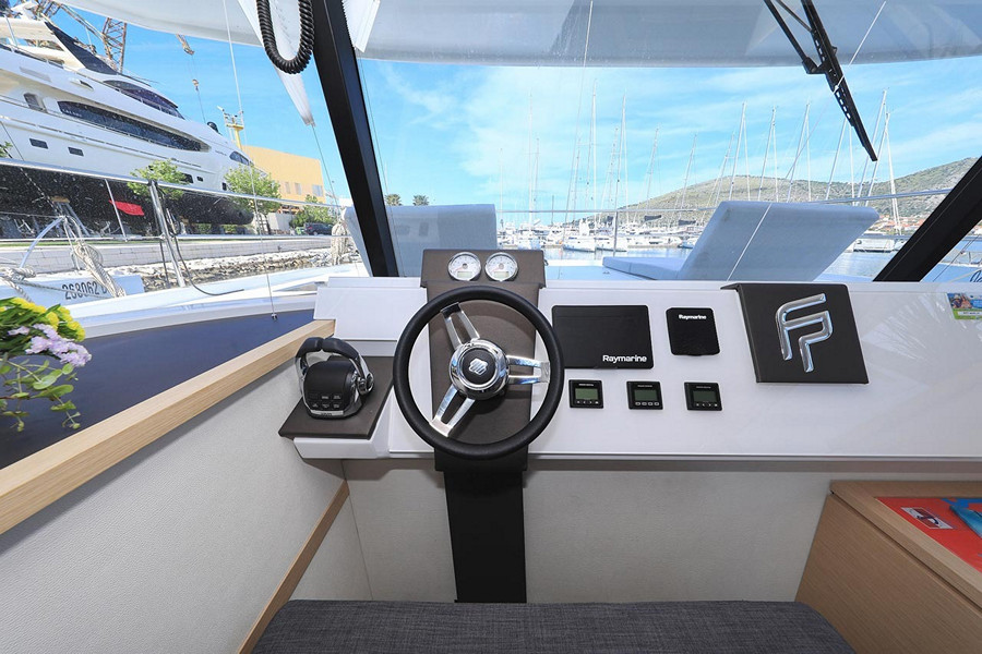 Catamaran de location Fountaine Pajot MY 37 timonerie