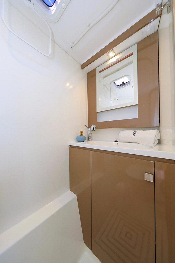 Catamaran de location Fountaine Pajot MY 37 salle de bain