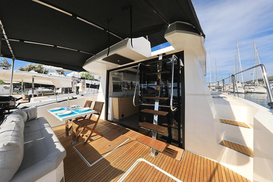 Catamaran de location Fountaine Pajot MY 37 salon extérieur